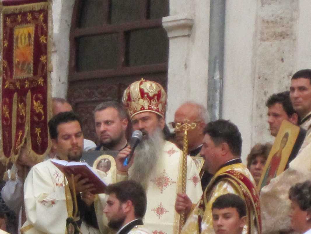 Erzbischof Teodosie vor der griechisch-orthodoxen Kirche in Constanta